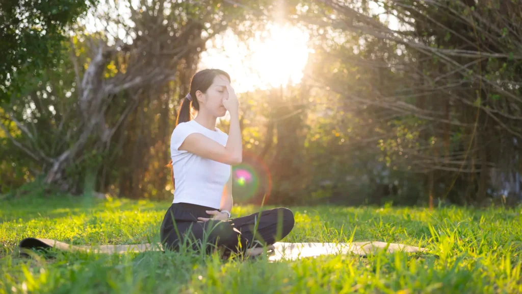 kobieta uprawiająca ćwiczenia oddechowe
